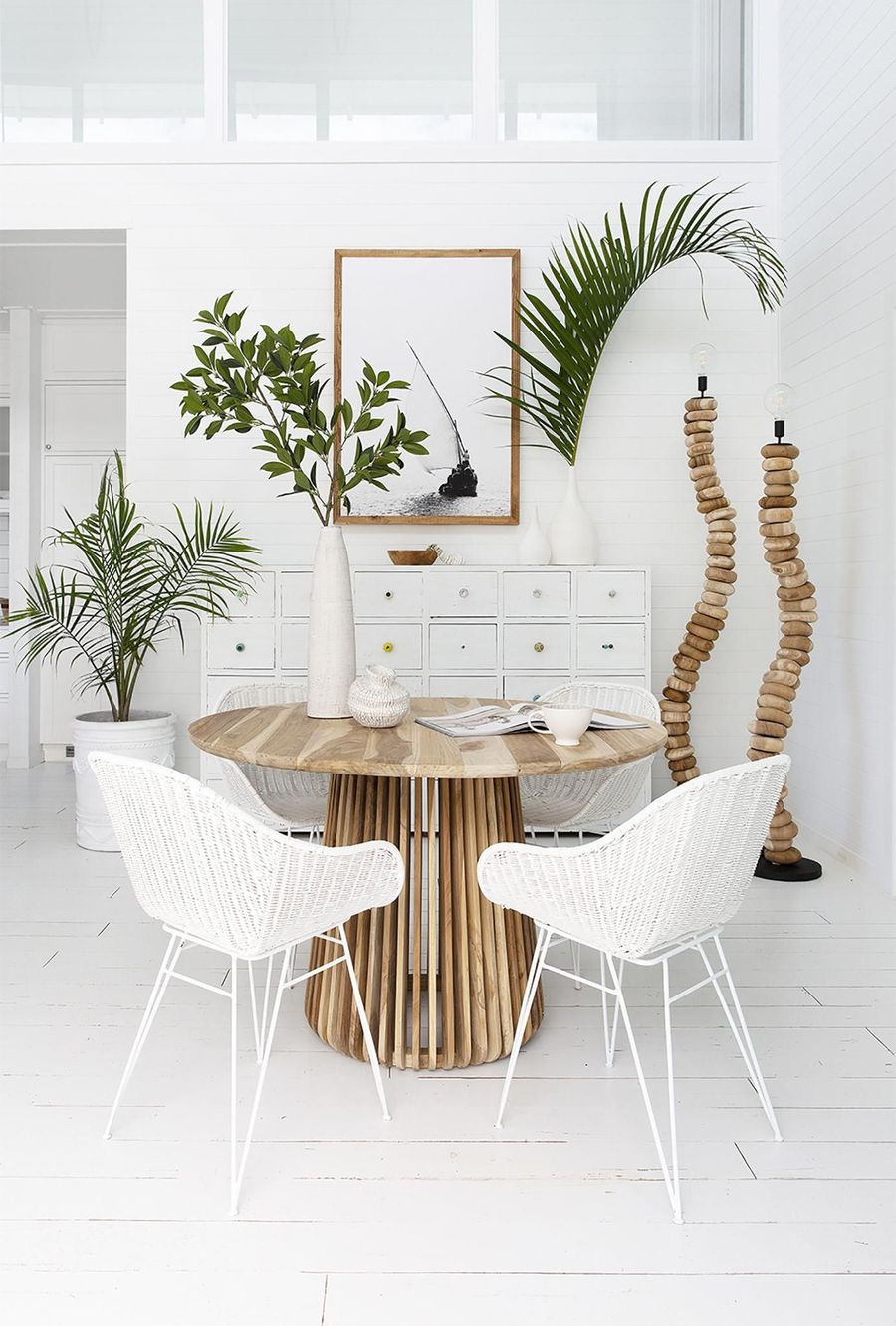 Bright White Tropical Dining Room Decor via @hamptonsholidayhouse