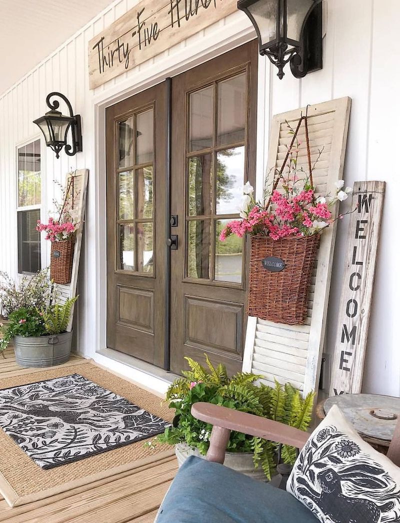 Floral Hanging Wicker Basket Arrangement - Spring Front Porch Decor via @vintagewhitefarmhouse