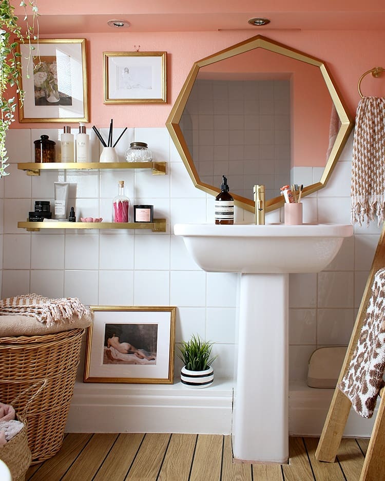 Glam Bathroom with Brass Fixtures via @swoonworthyblog