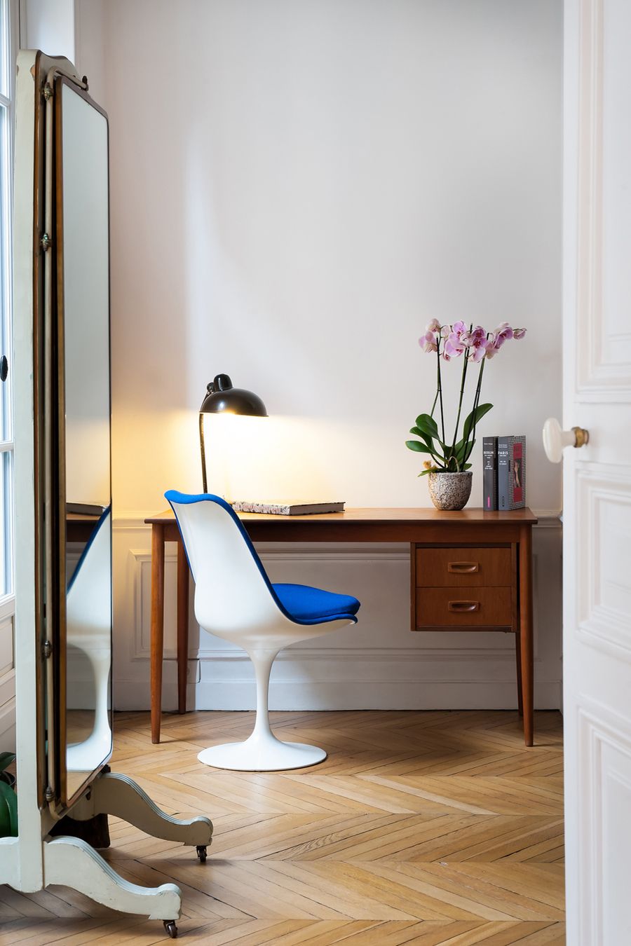Mid-century Furniture in a Parisian office via havenin