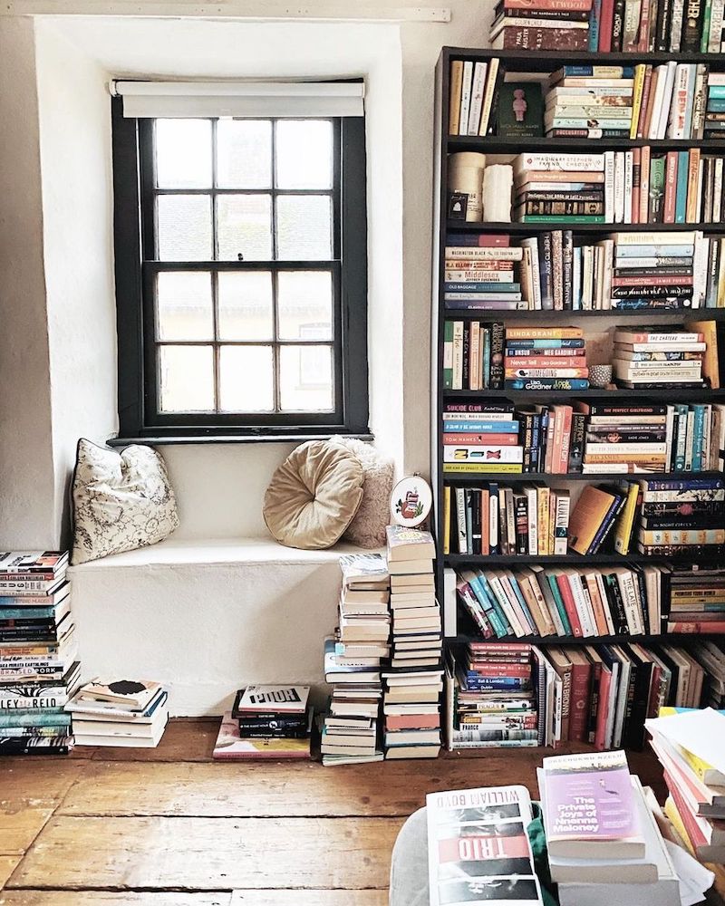 Reading Nook with a few Throw Pillows via @thehalcyondaysofsummer