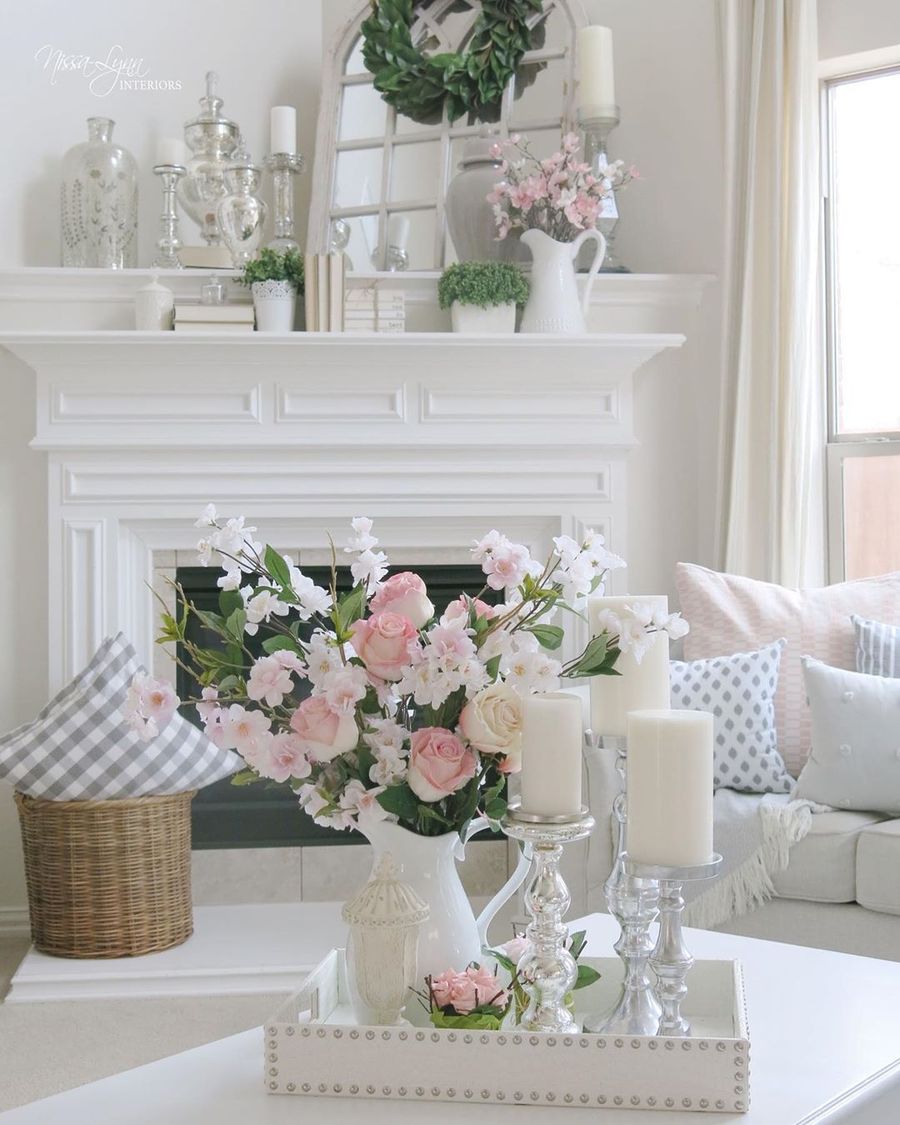 Spring Coffee Table Decor via @nissalynninteriors