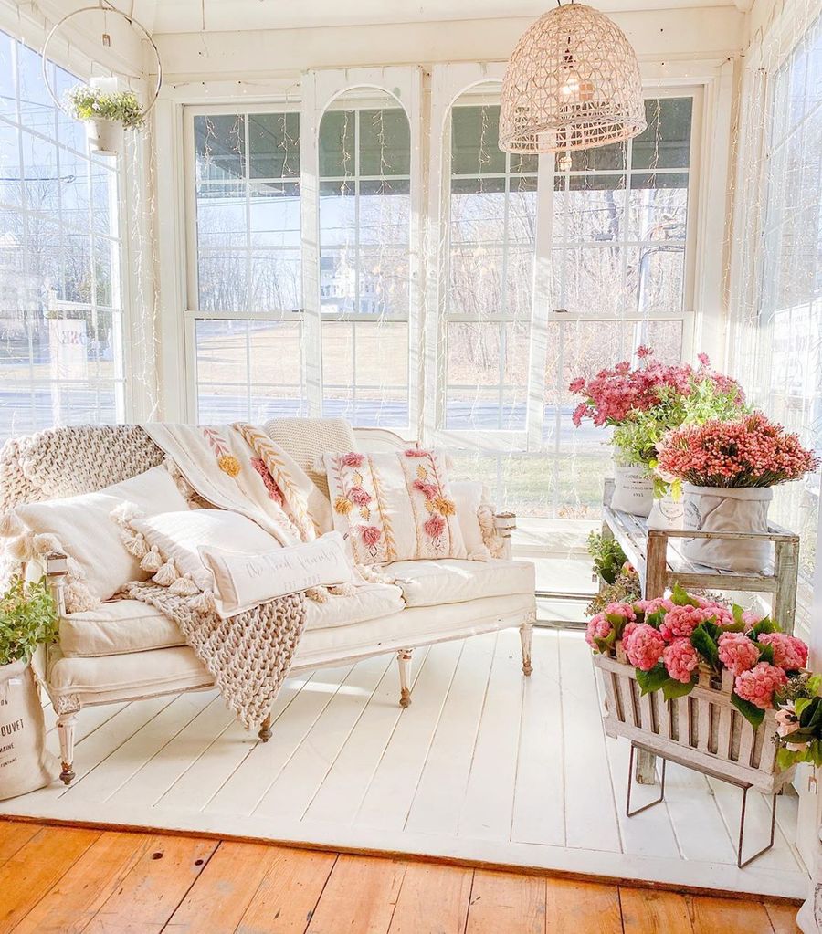 Spring Sun Room Decor with Flowers via @purplerosehome
