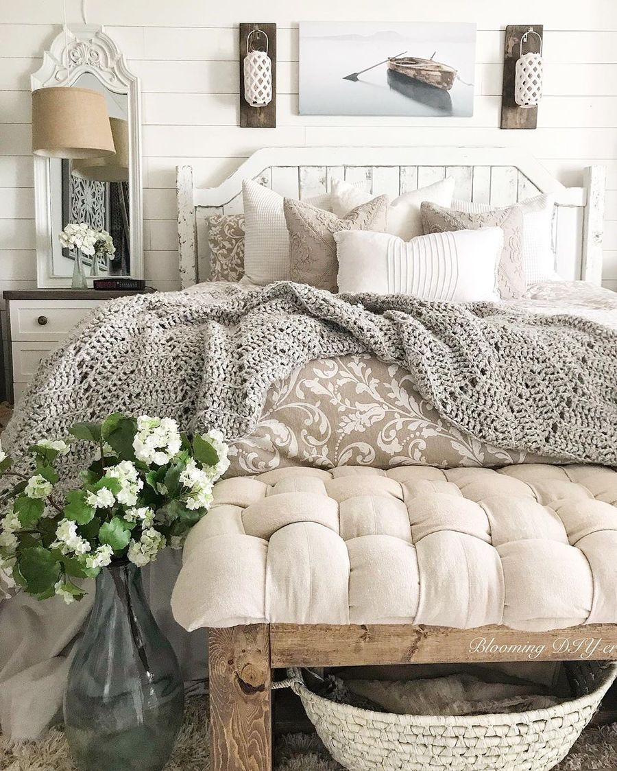 Tufted end of bed bench Farmhouse Bedroom Decor via @bloomingdiyer