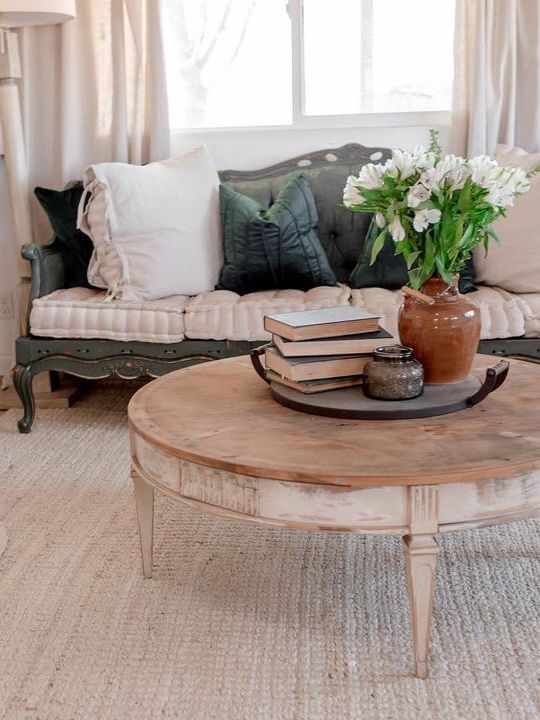 Vintage Accents in a Farmhouse Living Room via @hudsonfarmhouse