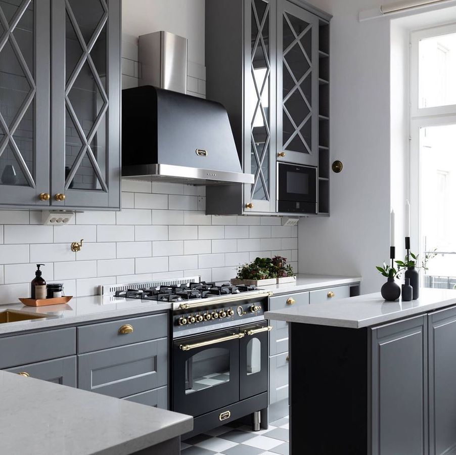 Vintage Range in Modern Scandinavian kitchen via @wredefastighetsmakleri
