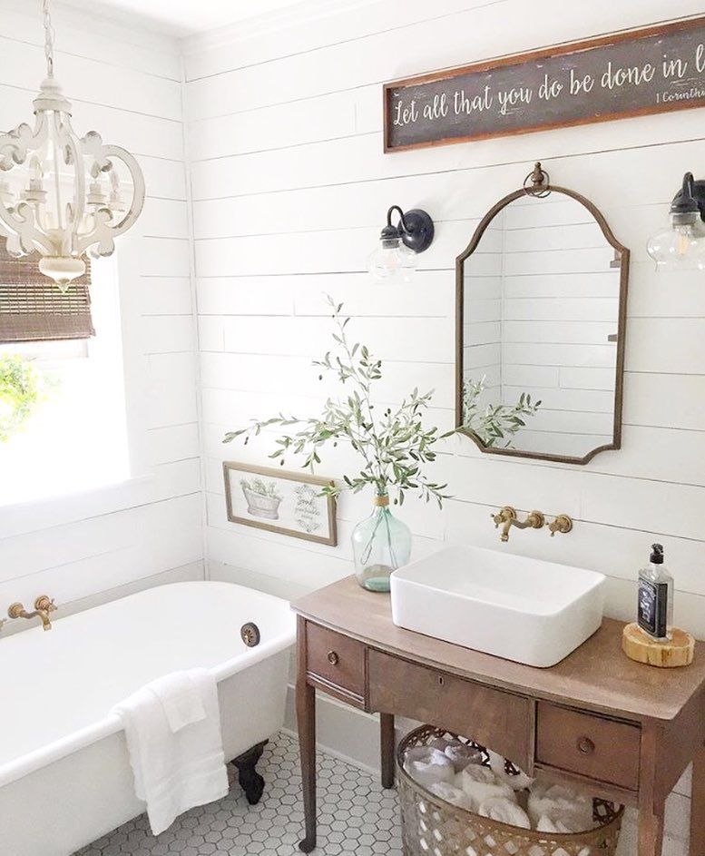 Conception de petite salle de bain de maison de campagne - Vintage Sink Vanity In Farmhouse Bathroom Decor Via @farmhouse On Chestnut