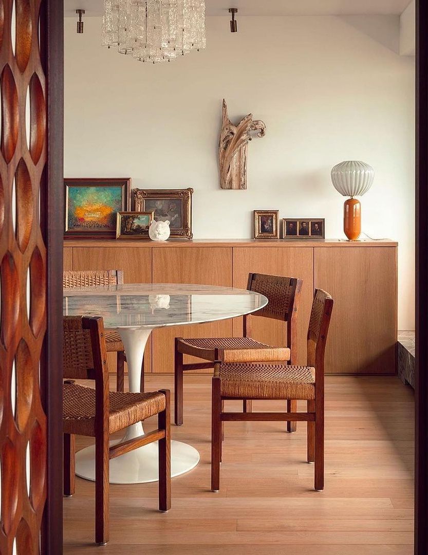 White Marble Eero Saarinen Tulip Table in a Mid-Century Modern Dining room via @pierre_lacroix_