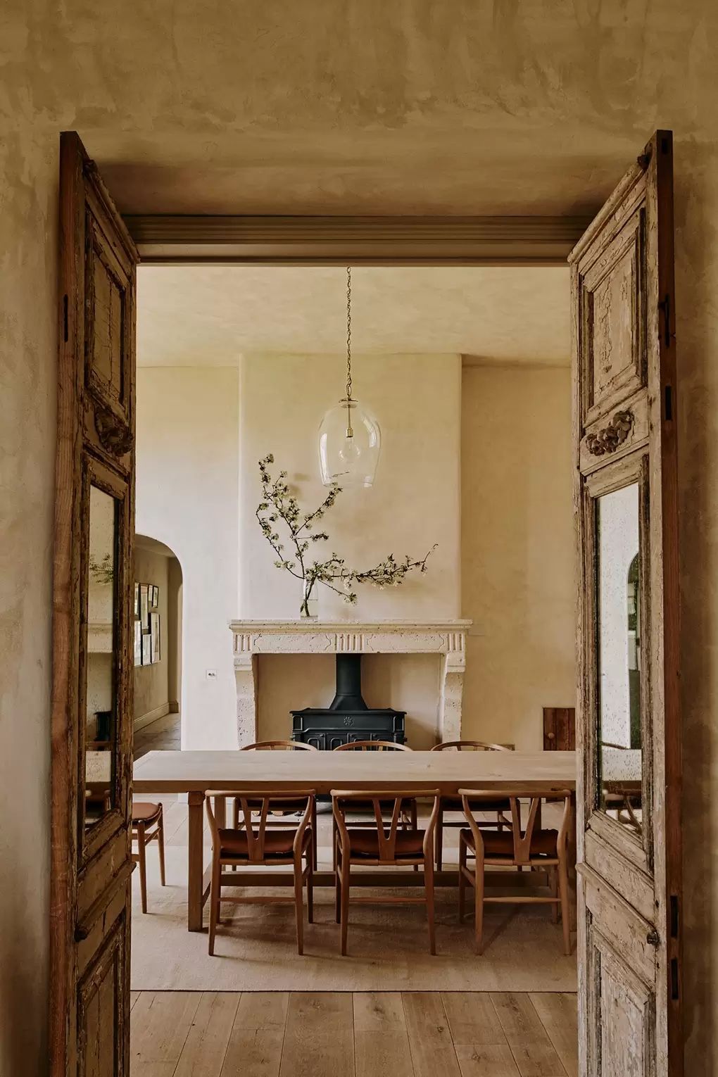 Wishbone chairs in English Country Dining Room via Jo Vestey Oxfordshire