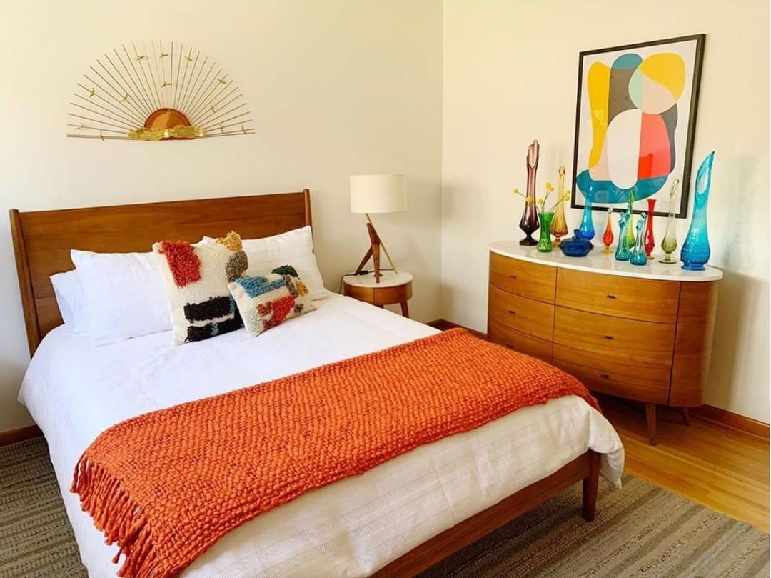 Wood Oval Dresser in Mid-Century Modern Bedroom via @elrangodangelo