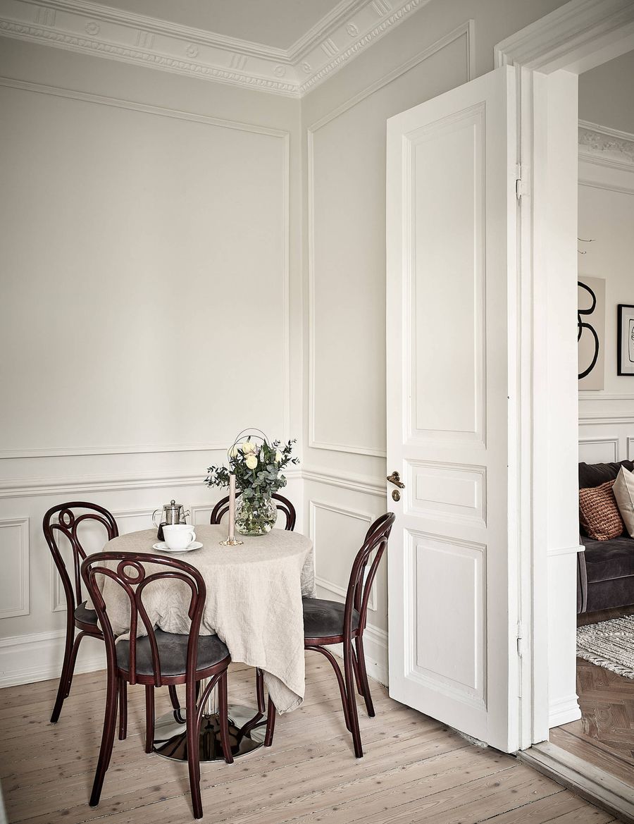 Beige Linen Tablecloth and Bentwood chairs in Scandinavian Breakfast Nook via stadshem