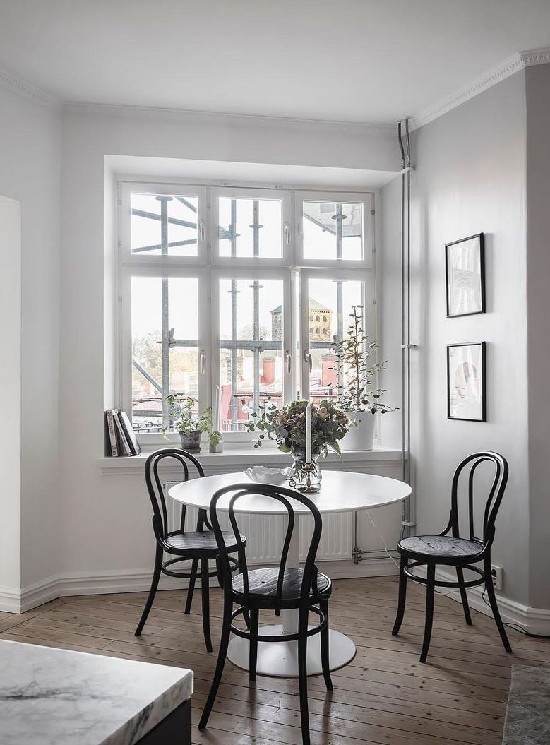 Bentwood Chairs and Tulip Table Scandinavian Breakfast Nook via @entrancemakleri