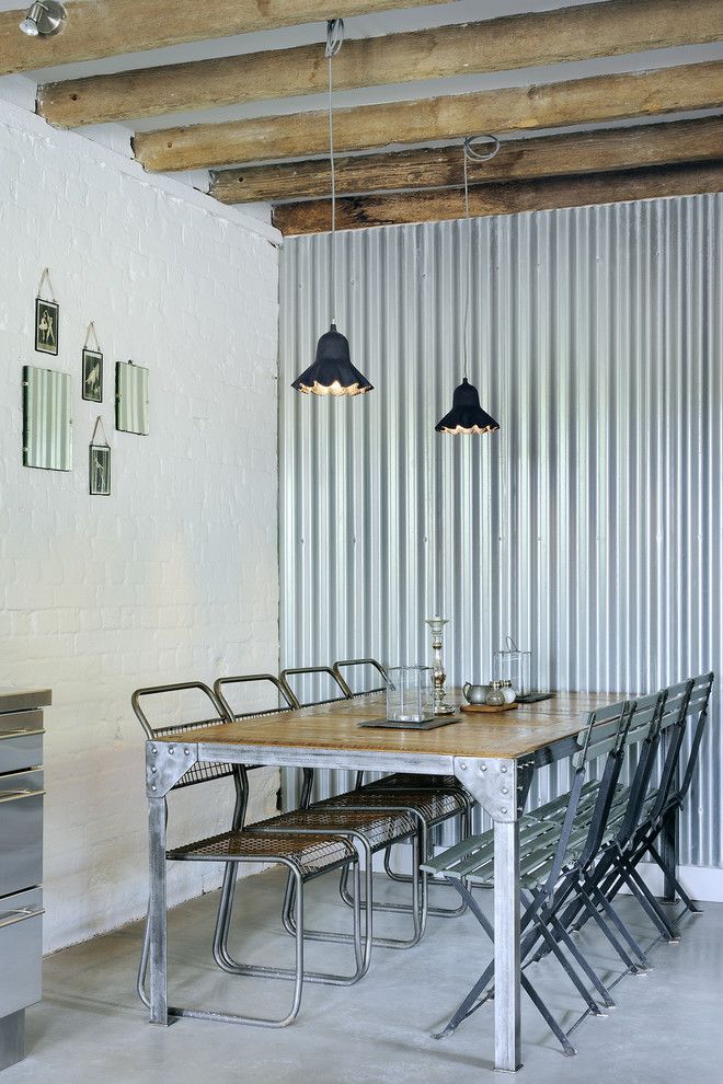 Sols en béton et murs en fer-blanc dans une salle à manger industrielle