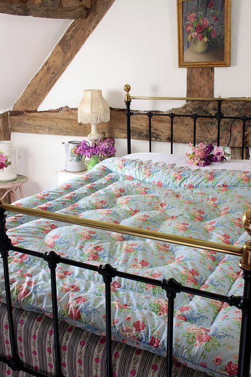 Floral Bedspread in English Country Bedroom Design