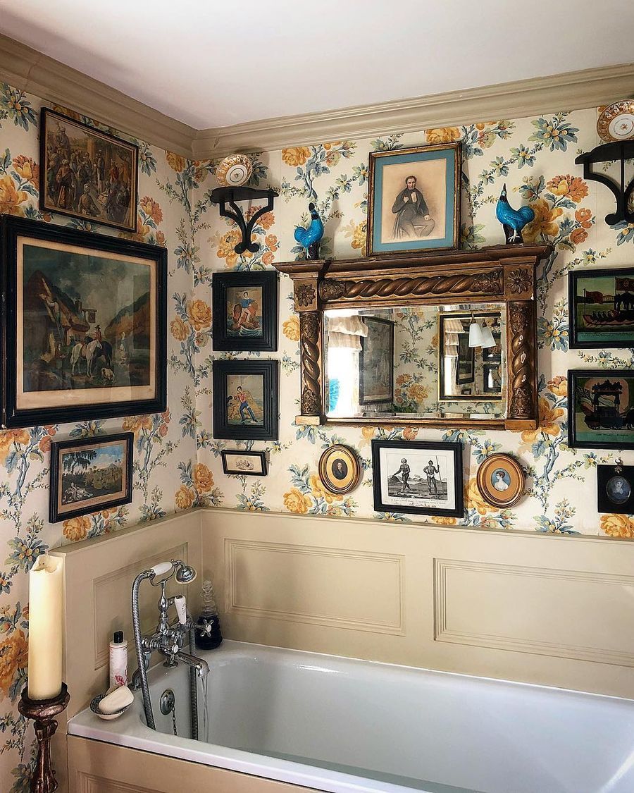 Floral wallpaper in English country bathroom design via @danielpieckielonslowik