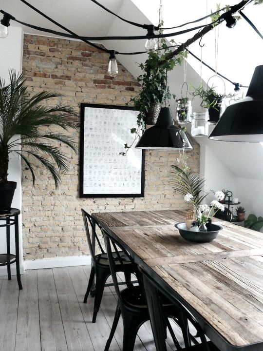 Salle à manger industrielle avec chaises Tolix noires