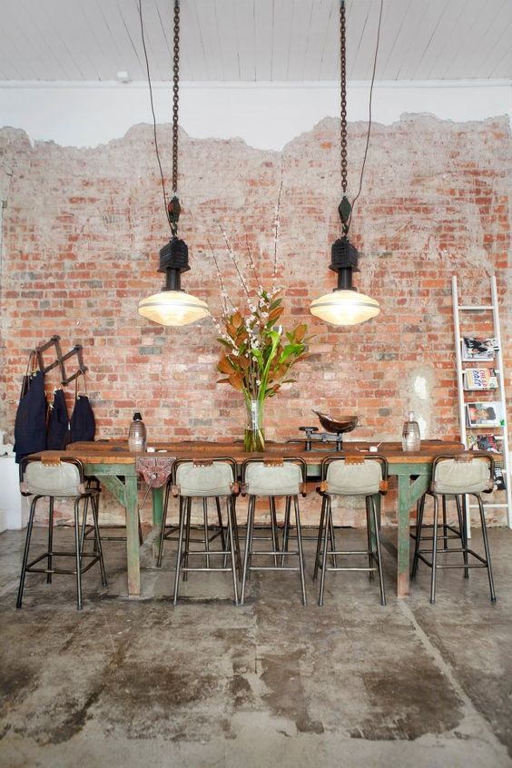 Salle à manger industrielle avec mur de briques