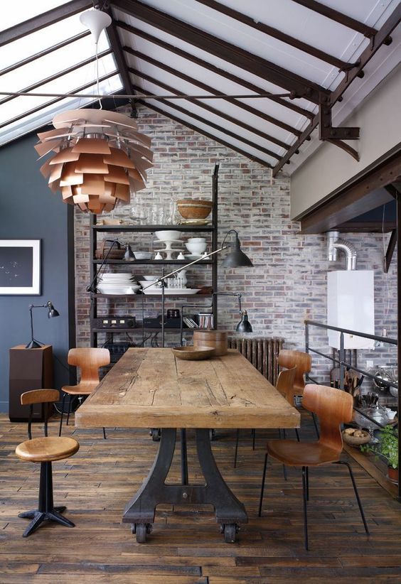 Salle à manger industrielle avec table en bois et métal