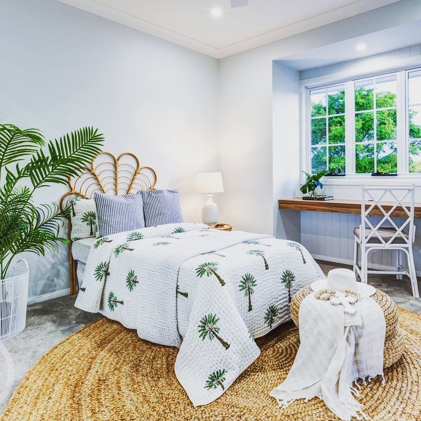 Palm Tree Bedspread in Tropical Bedroom via @instastyled_