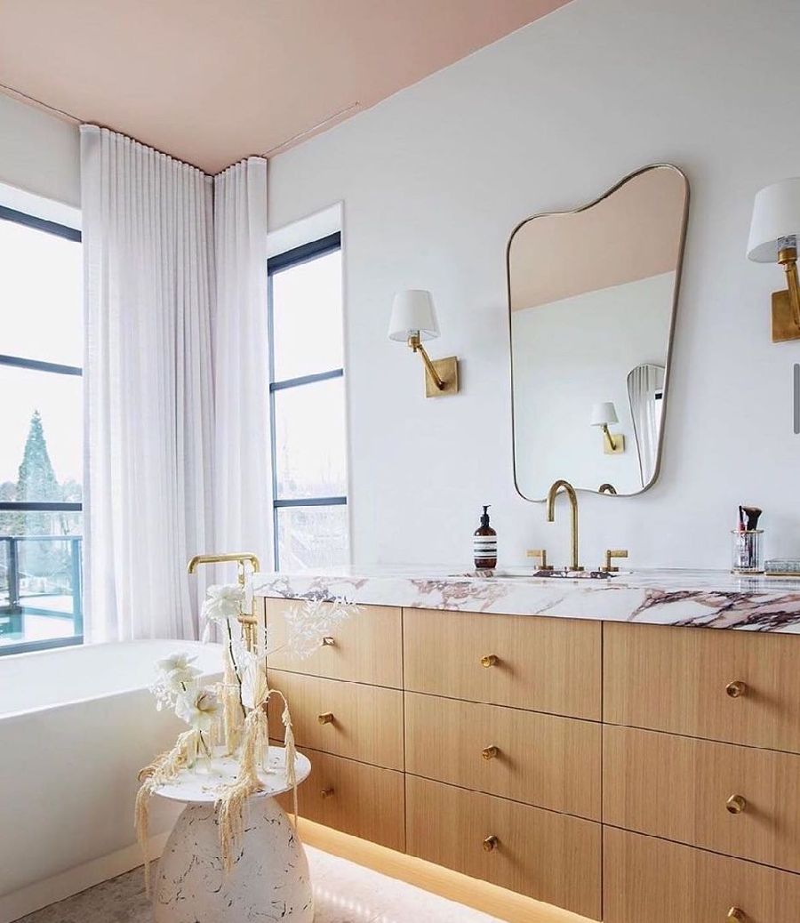 Pink Ceiling in Mid-Century Modern Bathroom via @gilliansegaldesign