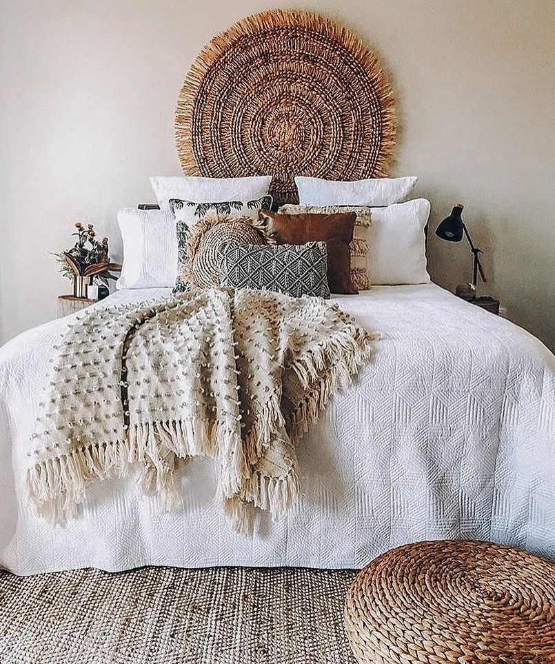 Raffia Decor Elements in Tropical Bedroom via @coastal_eclectic_love