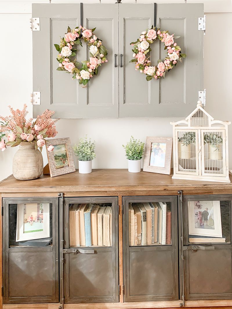 Spring Wreaths Farmhouse Spring Decor ideas via sarahjoyblog