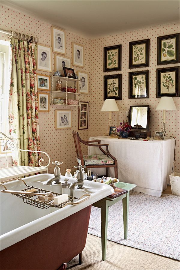 Traditional floral curtains in English country bathroom via The English Home May 2013