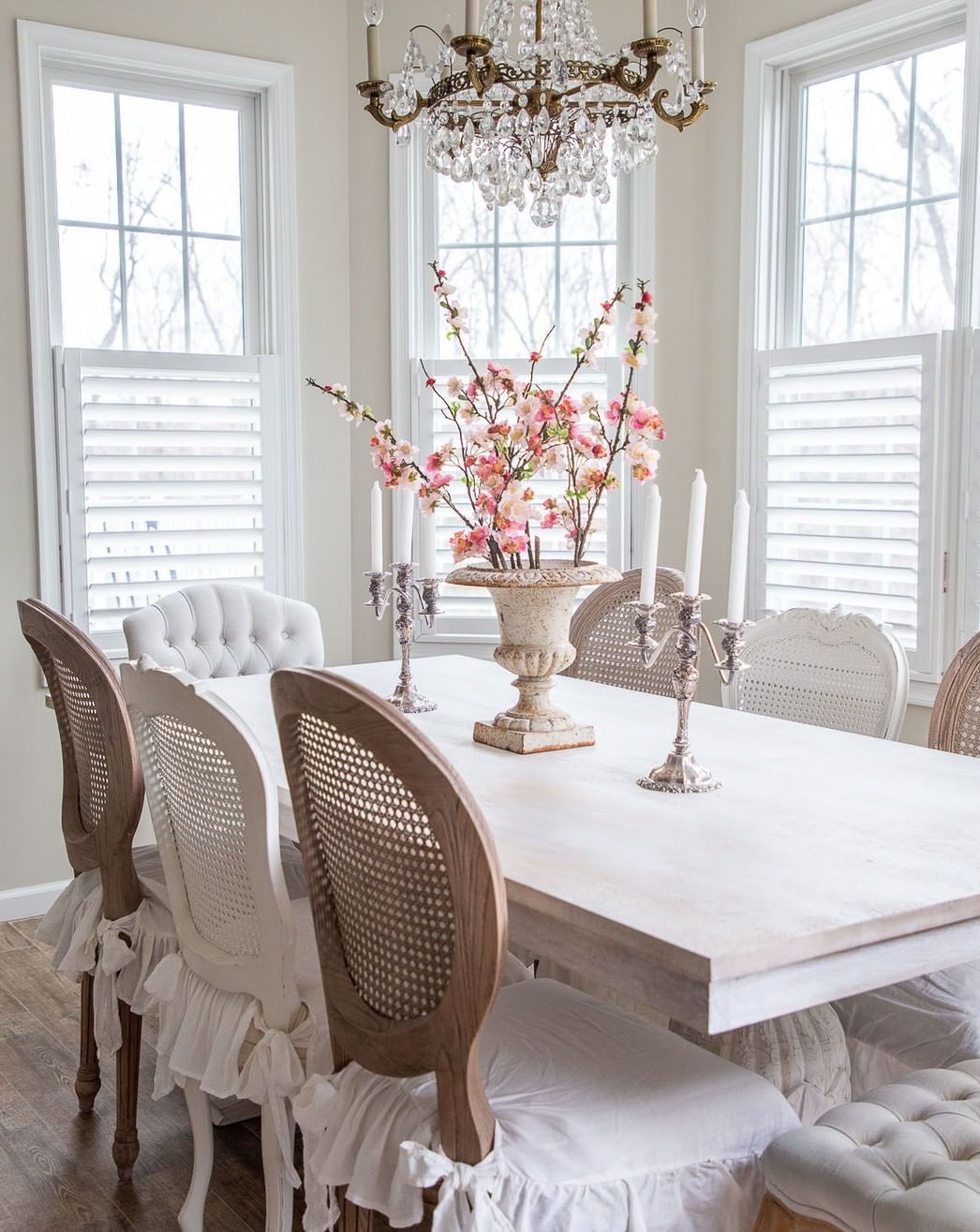 Urn Centerpiece in French Country Breakfast Nook via @designthusiasm