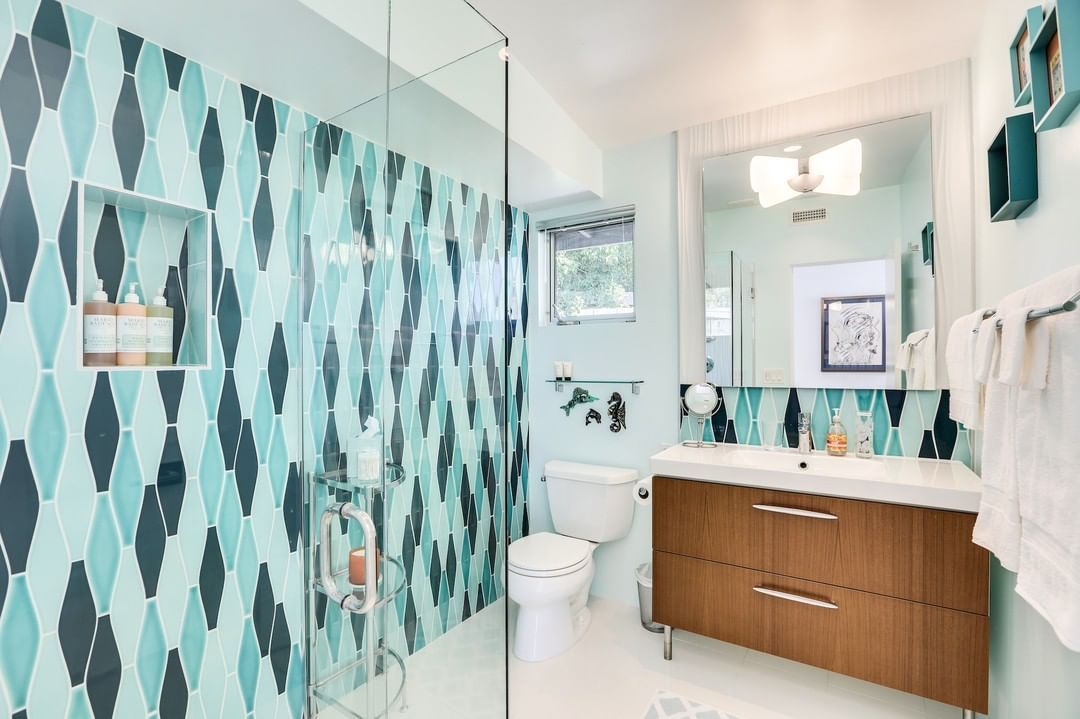 Vertical Geometric Tile Design in Mid-Century Modern Bathroom Wall tile via @theatomicranch