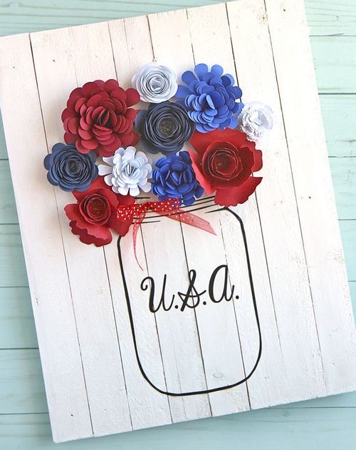 DIY 4th of July Pallet Wood Sign with Rolled Paper Flowers via thecraftpatchblog
