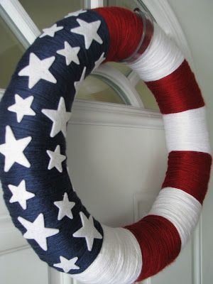 DIY American Flag yarn wreath craft via onecraftymama