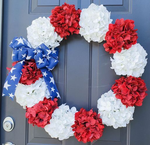 DIY Hydrangea Patriotic Wreath Decor via littleblondemom