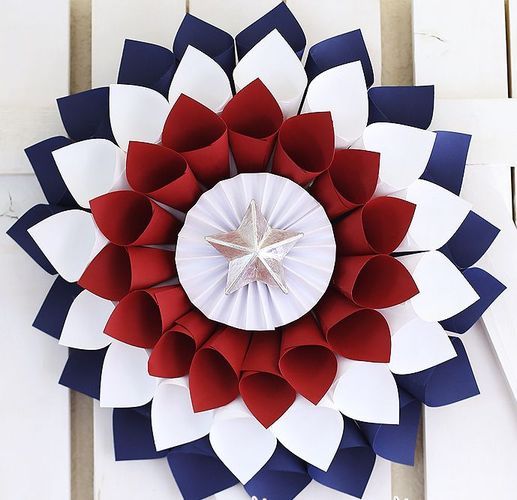 DIY Patriotic Blooming Wreath Decor via bloominghomestead