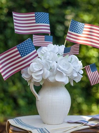 DIY Printable Mini American flags craft for 4th of july decorations via liagriffith