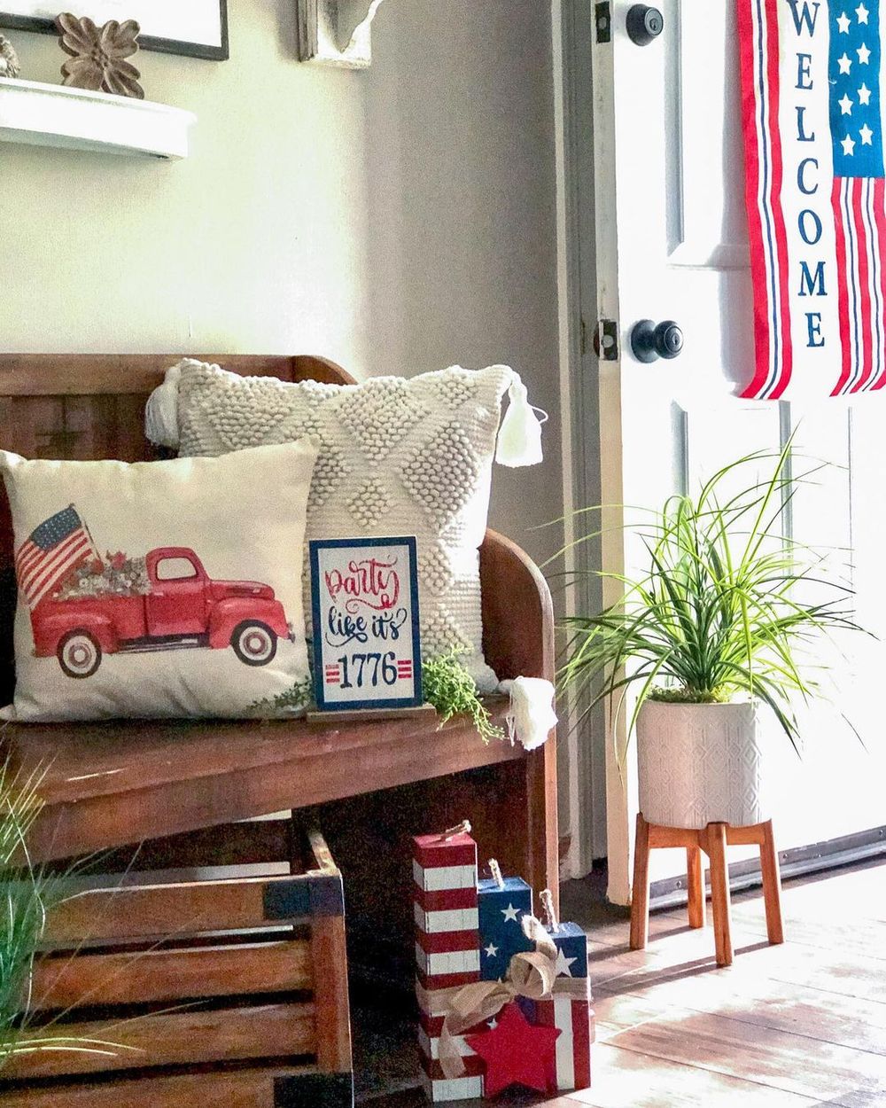 4th of July Farmhouse Decor Entryway with Pillows via @jacksonriverhouse