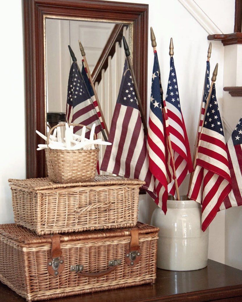 4th of July Farmhouse Decor Flags in Ceramic Vase via @wonderfullifefarm