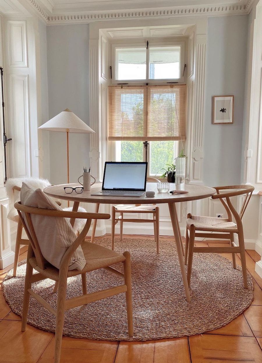 Makeshift home office in dining room round table via @berrys_home