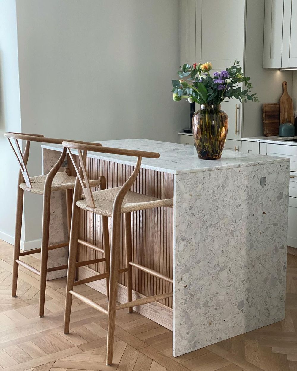 Scandinavian Counter Chairs for the Kitchen Island via @vasastan55kvm