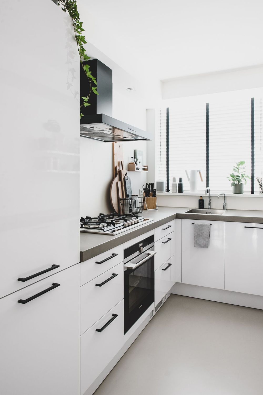 High Contrast Scandinavian kitchen via Roomed Tessa Klop