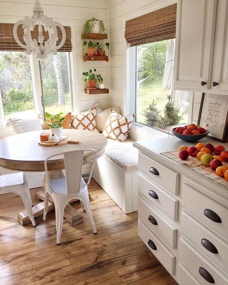 Window Seat Breakfast Nook via @interior.design.home.idea