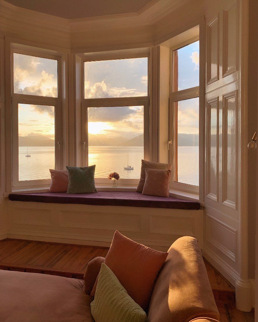 Window Seat to watch Sunset via @lifebytheclyde