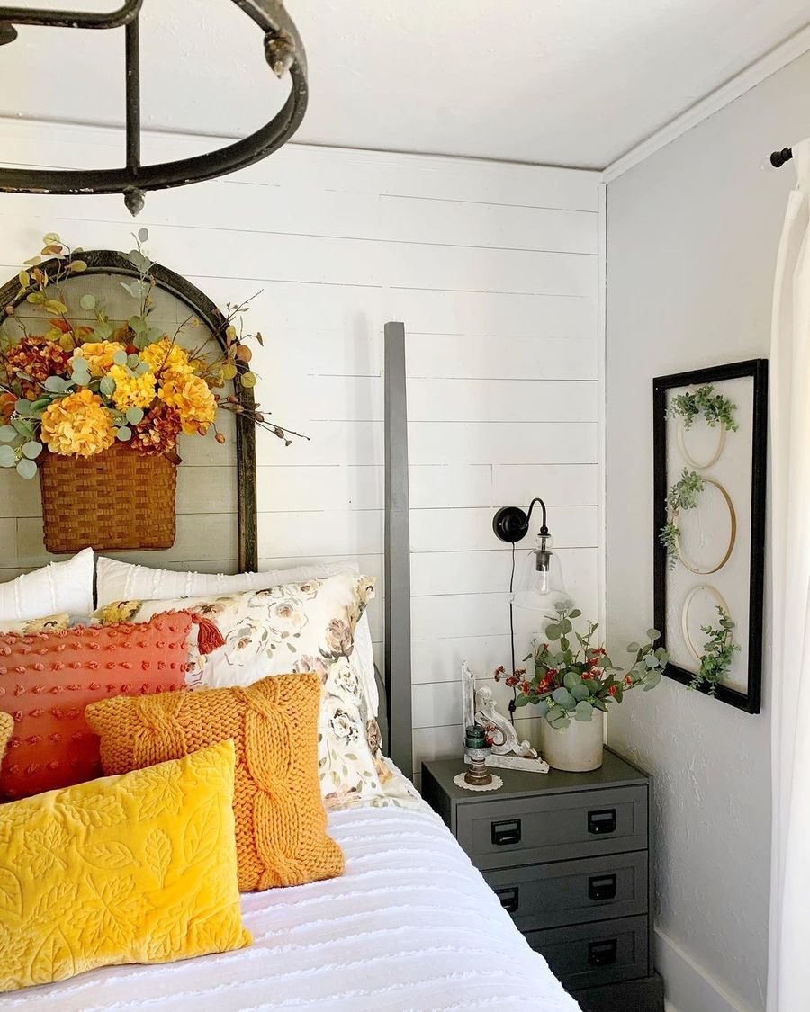 Farmhouse Fall bedroom via @farmhouse_on_chestnut