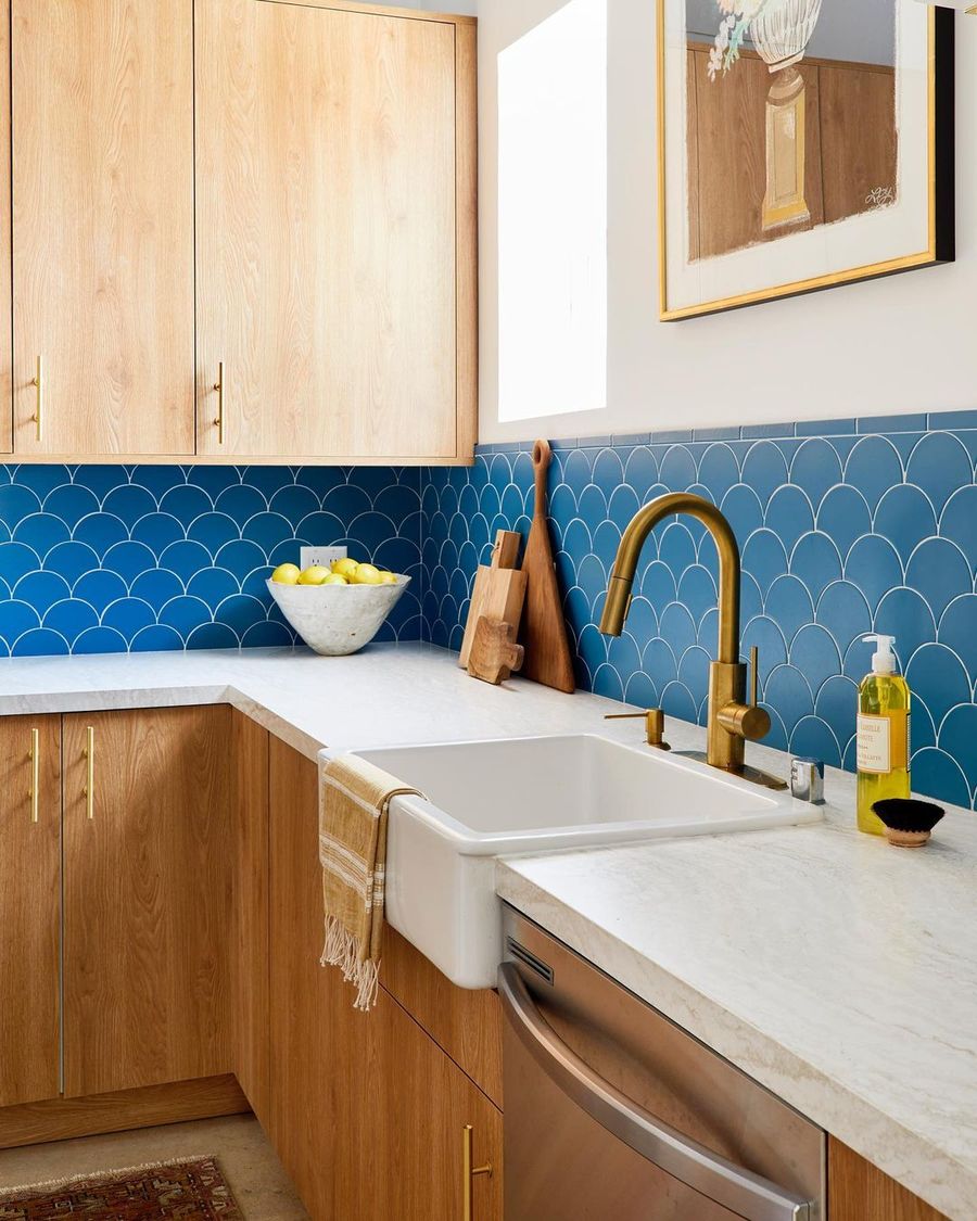 Mid-Century Modern Tile Ideas - Turquoise Fish Scale Backsplash Tile via @murphydeesign