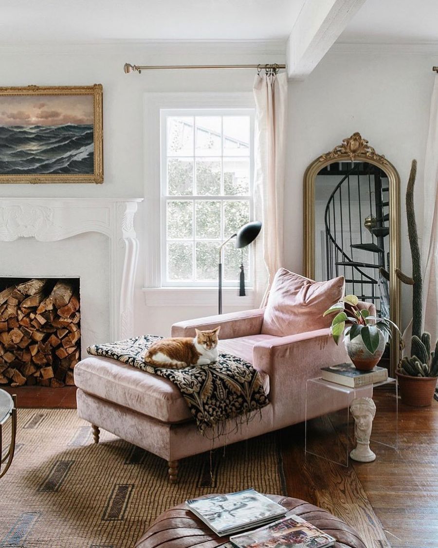 Pink chaise lounge via @carlaypage