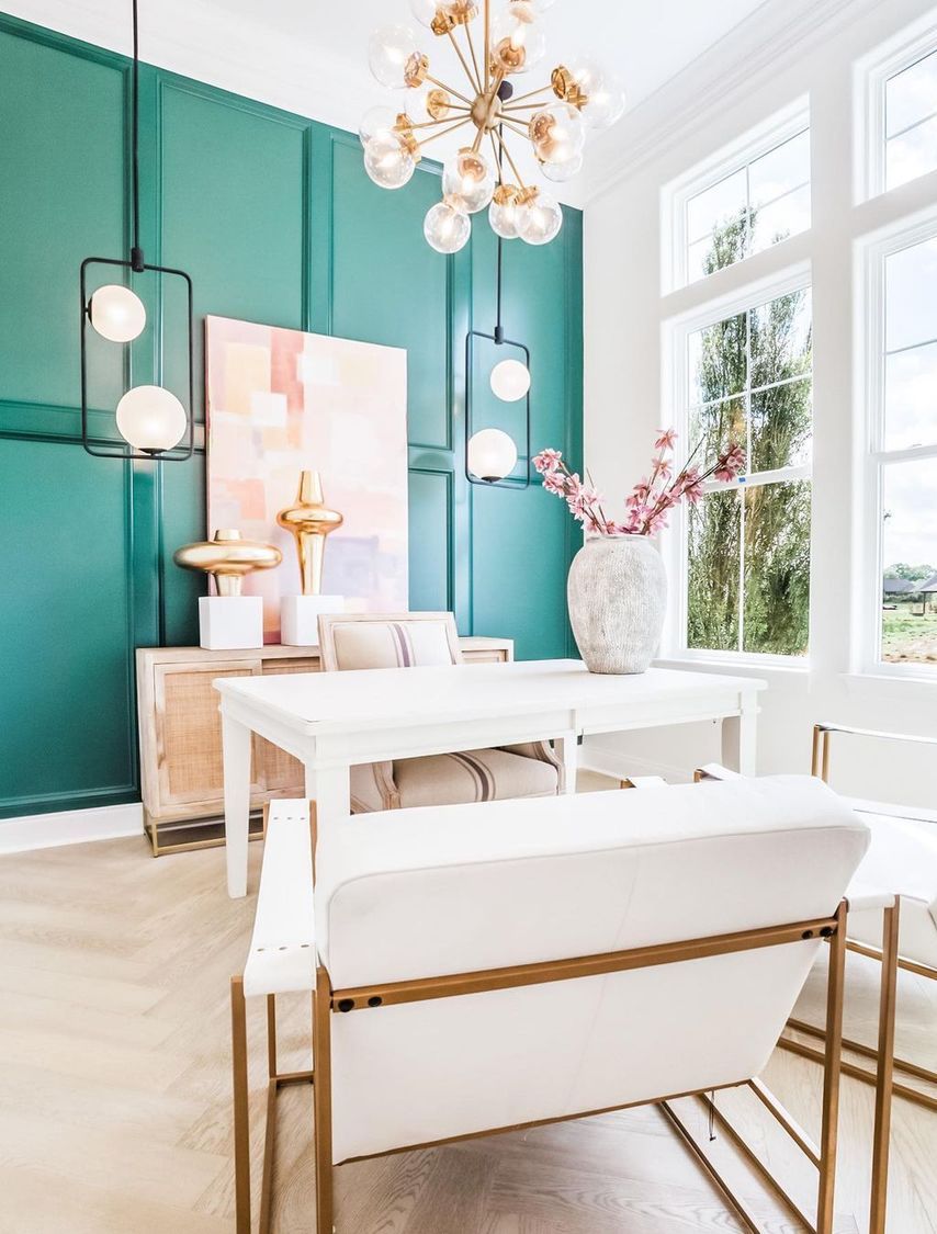 https://curatedinterior.com/wp-content/uploads/2021/08/Turquoise-accent-wall-tropical-home-office-decor-via-adrienneelliott.jpg