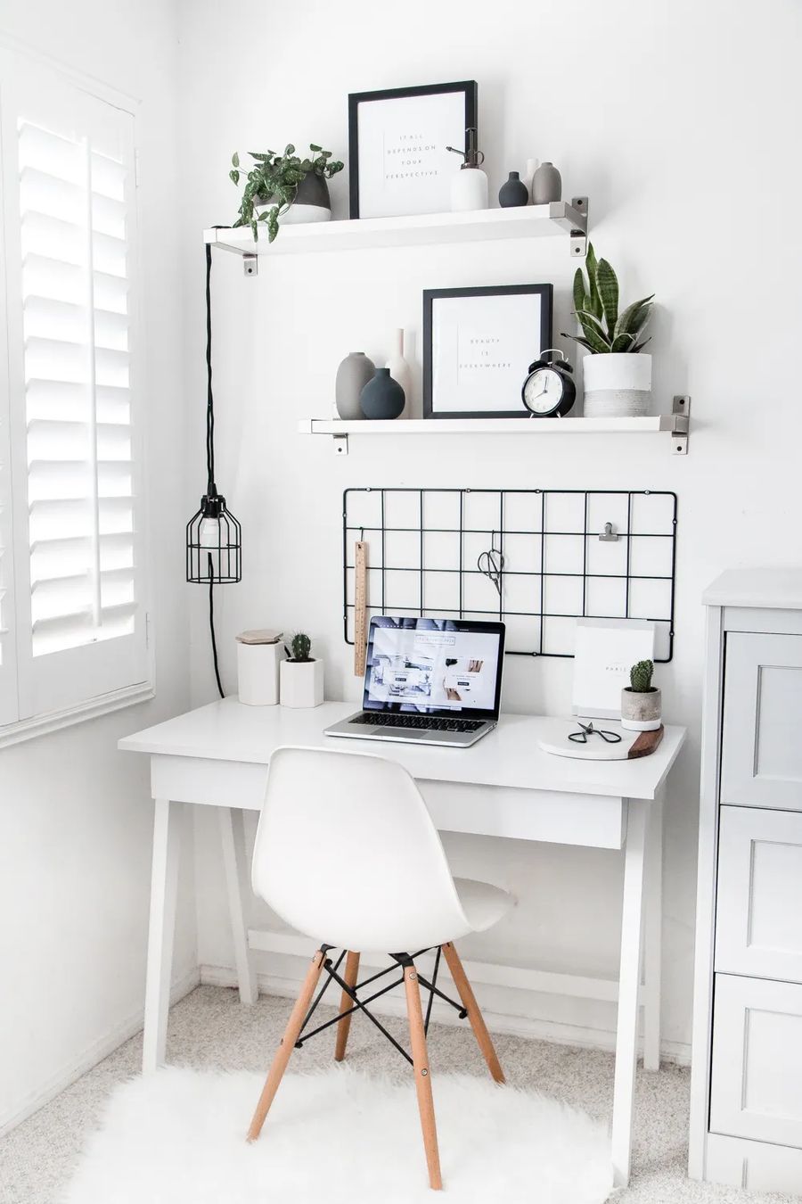 Minimalist Offiice decor via thebeautydojo