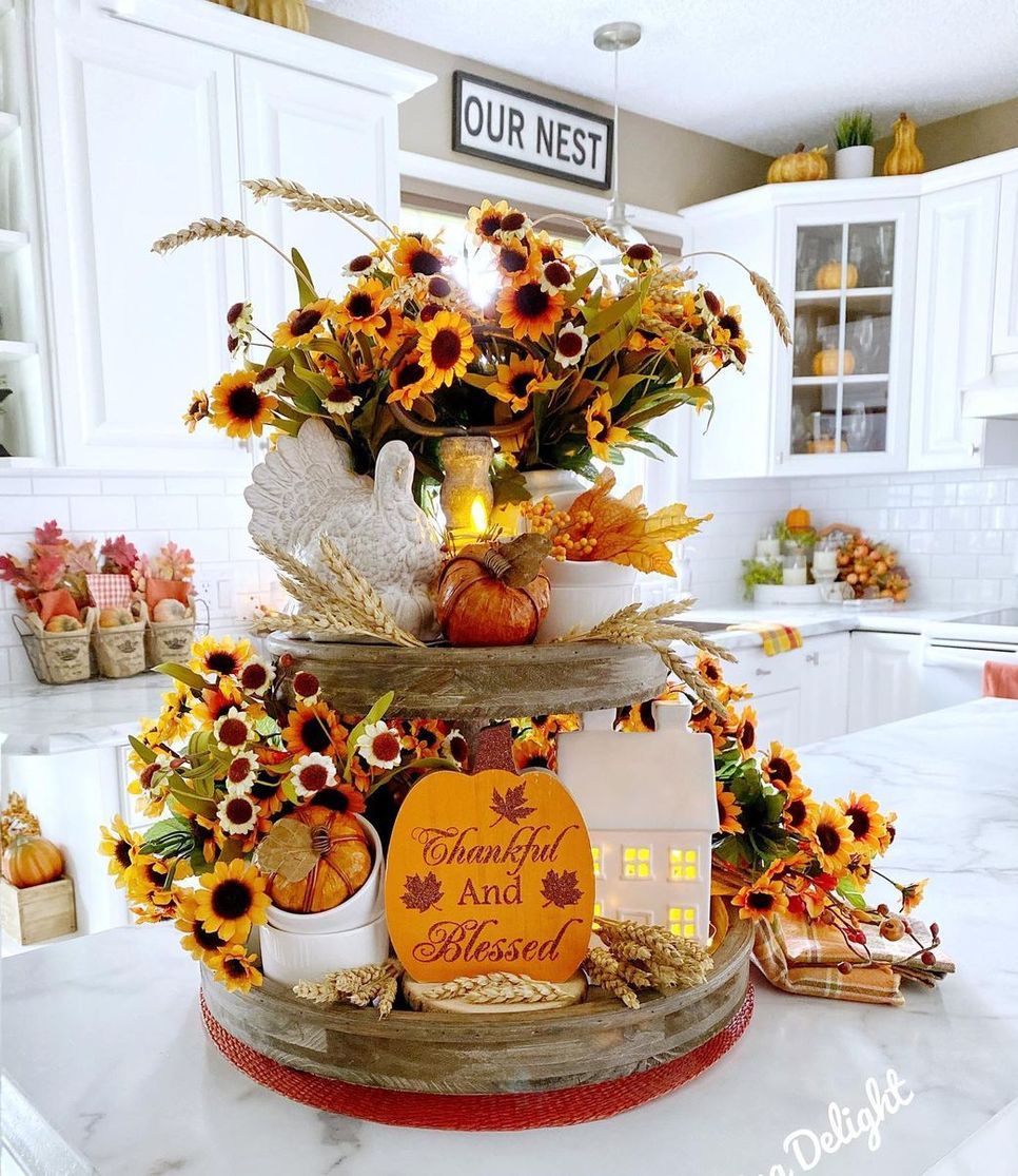 Farmhouse Thanksgiving Decor via @dining_delight