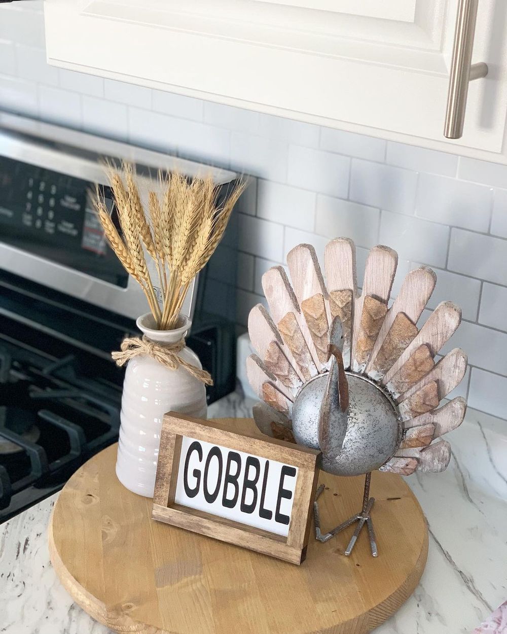 Farmhouse Thanksgiving Decor via @sugarnmilkco