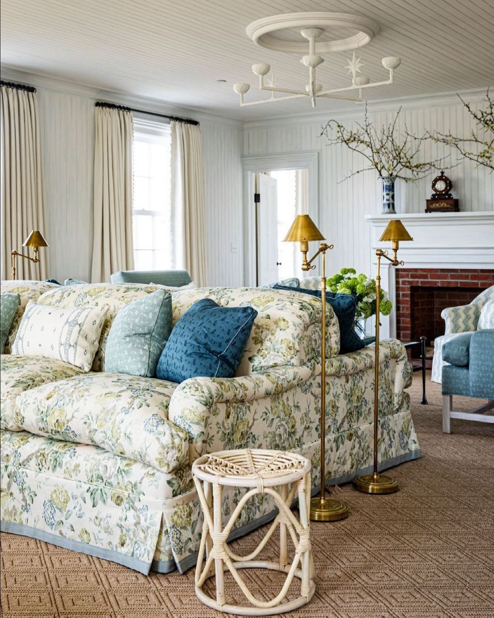 Neo-Traditional Living Room Floral sofa brass floor lamps @cecebarfieldthompson