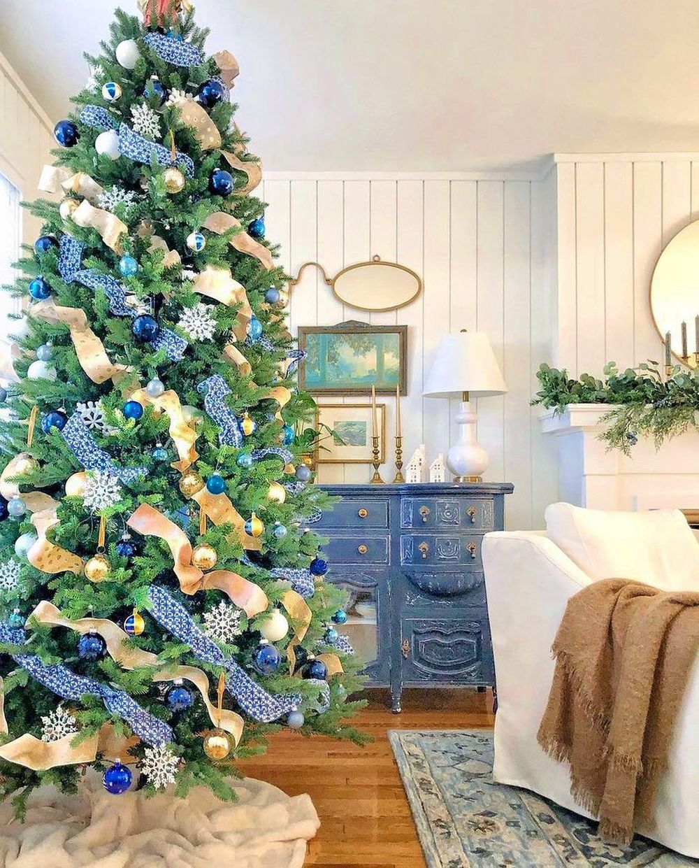 Blue Christmas decor via @harborbluehouse